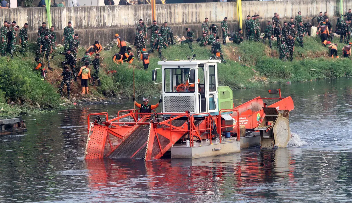 Ratusan personel gabungan TNI/ POLRI dan petugas penanganan prasarana dan sarana umum (PPSU) mengangkat sampah liar di Kanal Banjir Barat kawasan RPTRA Kalijodoh Jakarta, Sabtu , 15 Agustus 2026. (KLY/ Arie Basuki).