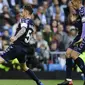 Bek Real Madrid, Alvaro Odriozola, berusaha melewati bek Real Valladolid, Fernando Calero, pada laga La Liga Spanyol di Stadion Santiago Bernabeu, Madrid, Sabtu (3/11). Madrid menang 2-0 atas Valladolid. (AFP/Javier Soriano)