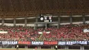 Suporter membentangkan spanduk saat menyaksikan laga Persija melawan Mitra Kukar pada lanjutan Liga 1 Indonesia di Stadion Patriot Candrabhaga, Bekasi, Minggu (14/5). Laga kedua tim berakhir imbang 1-1. (Liputan6.com/Helmi Fithriansyah)