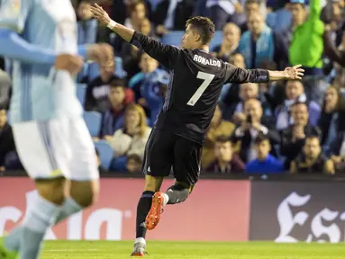 Cristiano Ronaldo merayakan golnya ke gawang Celta Vigo pada lanjutan La Liga di Balaidos stadium, Vigo, Rabu (17/5/2017). Madrid menang 4-1. (AP/Lalo R. Villar)