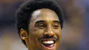 Pemain Los Angeles Lakers Kobe Bryant tertawa dengan rekan satu timnya saat istirahat melawan Phoenix Suns pada kuarter kedua di Phoenix, AZ pada 28 Desember 2000. Bryant telah terpilih menjadi All-Star sebanyak 18 kali. (AFP/Mike Fiala)