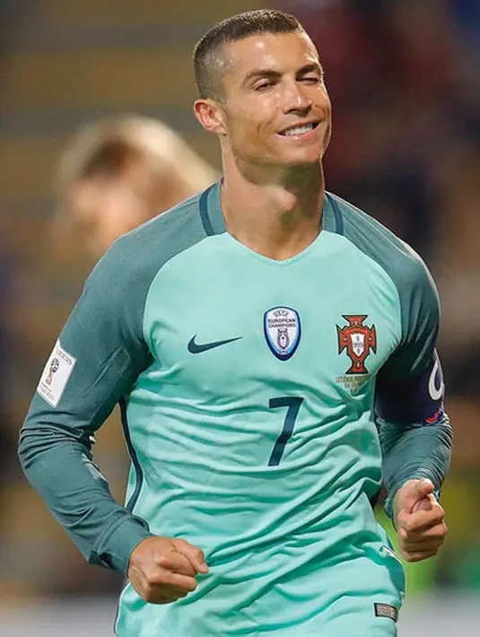 Namun tersiar kabar juga, di akun Facebooknya, Cristian Ronaldo mengumumkan bahwa jenis kelamin anak kembarnya itu laki-laki. Dan sekarang, Ronaldo telah memiliki tiga orang putera. (Instagram/cristiano)