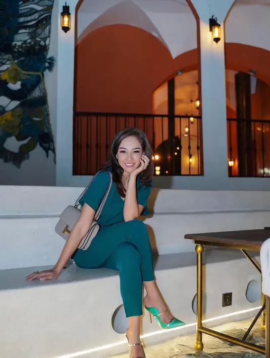 Model Dea Tunggaesti adalah seorang pengacara dan politikus. Kakak kandung dokter Reisa Broto Asmoro itu merupakan alumni dari Universitas Pelita Harapan. Setelah lulus S2, ia mengambil magister hukum di UMG. Dr. Dea Tunggaesti, S.H., M.M. meraih gelar doktor dari Universitas Padjajaran. [Instagram/deatunggaesti]