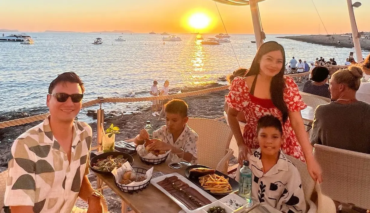 Selama momen liburan, bersama keluarga kecilnya, Titi Kamal banyak abadikan momen bersama. Seperti momen menyantap makanan sambil menyaksikan matahari terbenam di Laut Mediterania. Tentu menjadi sebuah pengalaman indah untuk dikenang. (Liputan6.com/IG/@titi_kamall)