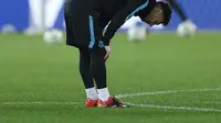 Barcelona masih menunggu perkembangan cedera megabintangnya, Lionel Messi. Pemain asal Argentina itu mengalami masalah pada ginjalnya. (Reuters/Yuya Shino)