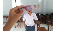 6 Potret Kocak Gabungan Wajah Orang dan Uang Kertas Ini Bikin Tepuk Jidat (sumber: Twitter.com/intheskydude)