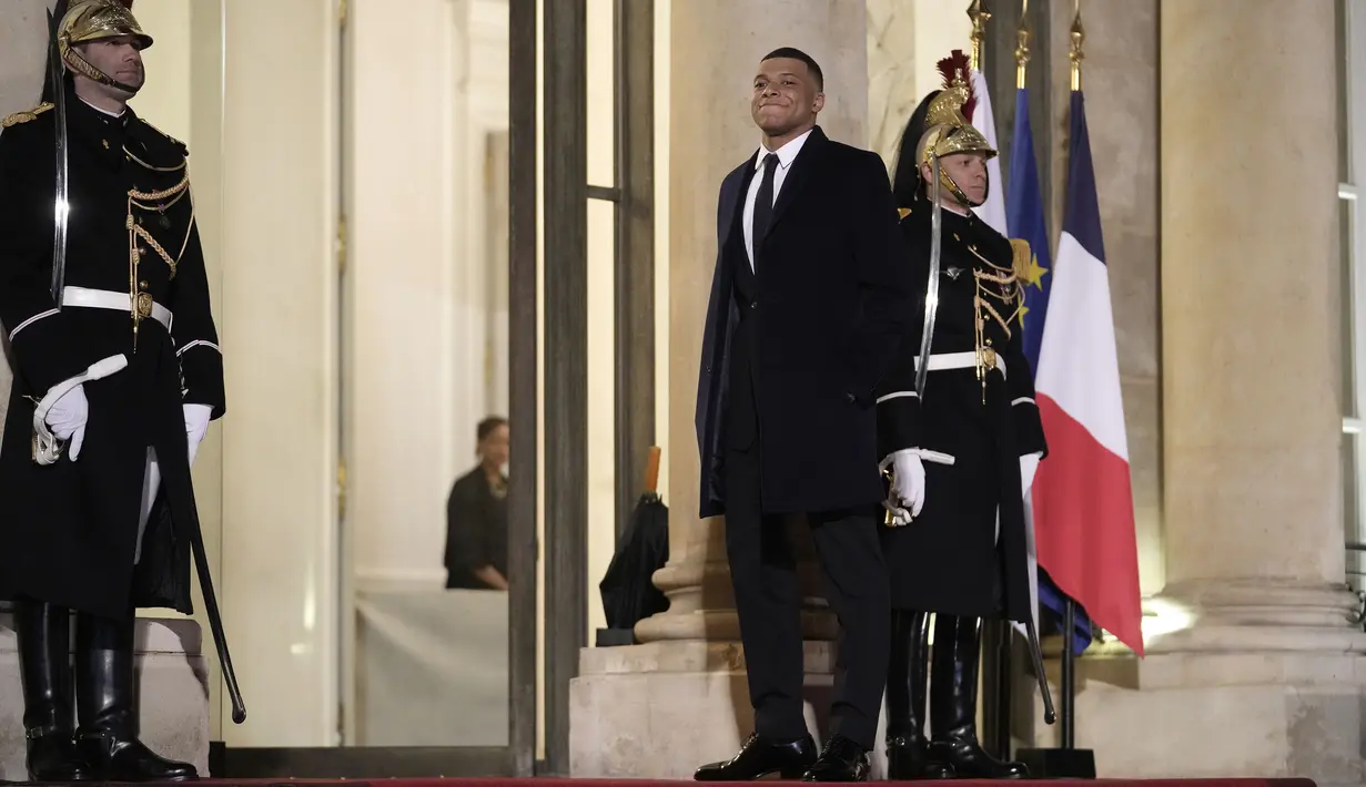 Pemain PSG, Kylian Mbappe saat diundang menjadi salah satu tamu di Istana Elysee, Prancis, Selasa (27/2) malam waktu setempat. Mbappe diundang dalam acara makan malam oleh Presiden Prancis, Emmanuel Macron untuk menghormati kedatangan Emir Qatar, Sheikh Tamin bin Hamad Al-Thani (AP Photo/Thibault Camus)