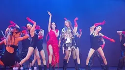 Kekompakan Jisoo dan di panggung Camila bersama para back dancer. (Foto: Instagram: sooyaaa__)