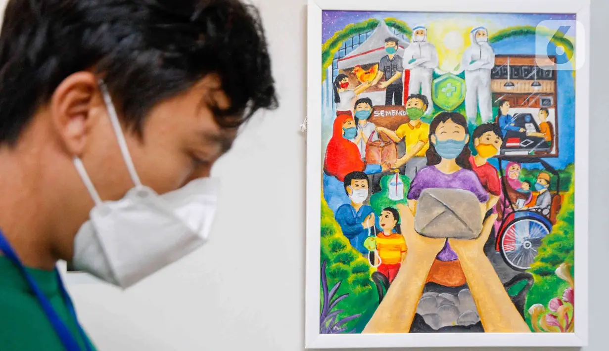 Pengunjung melintas di depan karya lukis yang bertajuk 'Membangun Harmoni' di Museum Basoeki Abdullah, Jakarta, Sabtu (18/12/2021). 'Membangun Harmoni' tersebut merupakan hasil karya lomba dari pelajar di tingkat SD, SMP, hingga SMA. (Liputan6.com/Herman Zakharia)