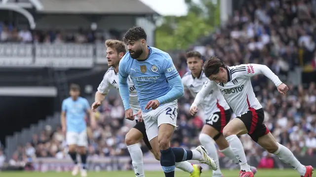 Aksi Josko Gvardiol di laga Fulham vs Manchester City di Craven Cottage, Minggu (25/05/2025) malam WIB.