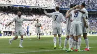 Sejumlah pemain Real Madrid merayakan kemenangan atas Alaves. Dengan kemenangan ini, Los Blancos kukuh di puncak klasemen sementara dengan 68 poin. (EPA/Ballesteros)