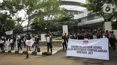Serikat pekerja JICT menggelar aksi di depan Gedung Kejaksaan Agung, Jakarta, Jumat (30/4/2021). Dalam aksinya mereka mendukung upaya Kejagung untuk mengusut kasus dugaan tindak pidana korupsi terkait  perpanjangan kontrak pelabuhan petikemas nasional JICT. (Liputan6.com/Faizal Fanani)