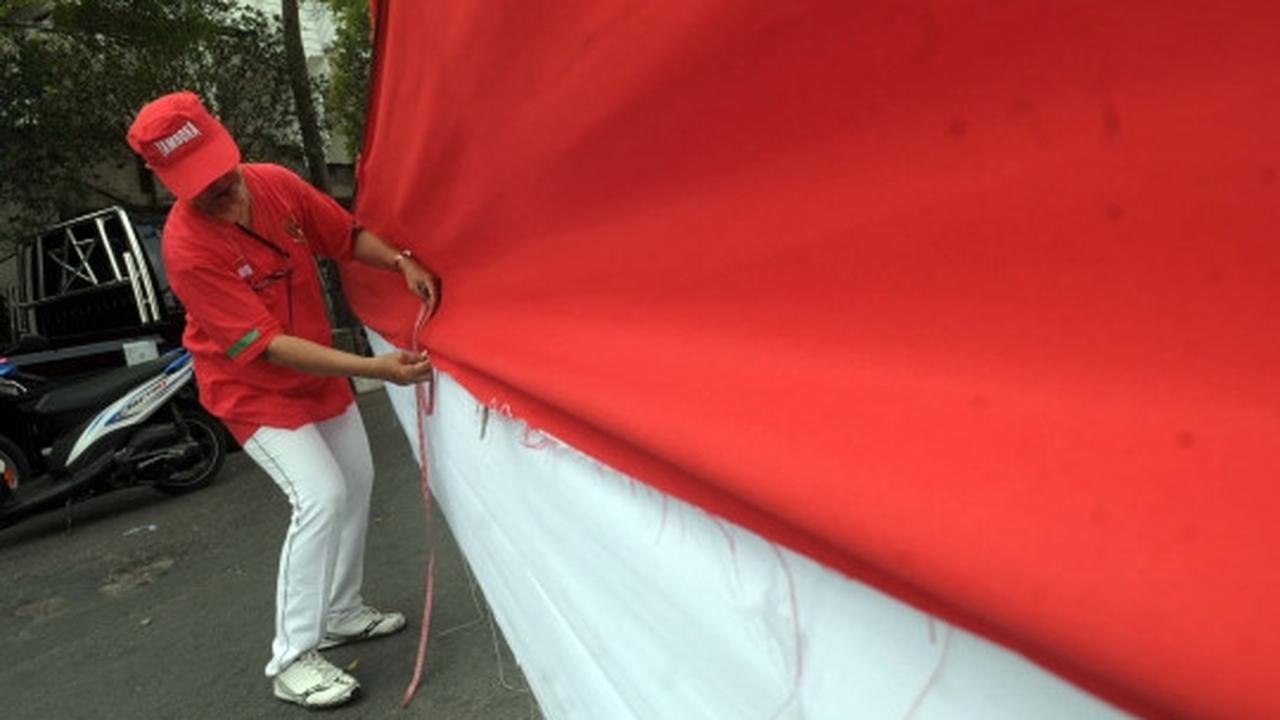 Sambut 17 Agustus, kaum hawa lomba jahit bendera merah putih raksasa