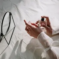 Ilustrasi gambar orang sedang memakai parfum (dok cottonbro/pexels.com)