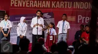 Sejumlah siswa naik ke panggung untuk menjawab pertanyaan yang diajukan oleh Presiden Jokowi saat  acara Penyerahan Kartu Indonesia Pintar di SMPN 2, Ambon, Maluku, (8/2). (Liputan6.com/Faizal Fanani)