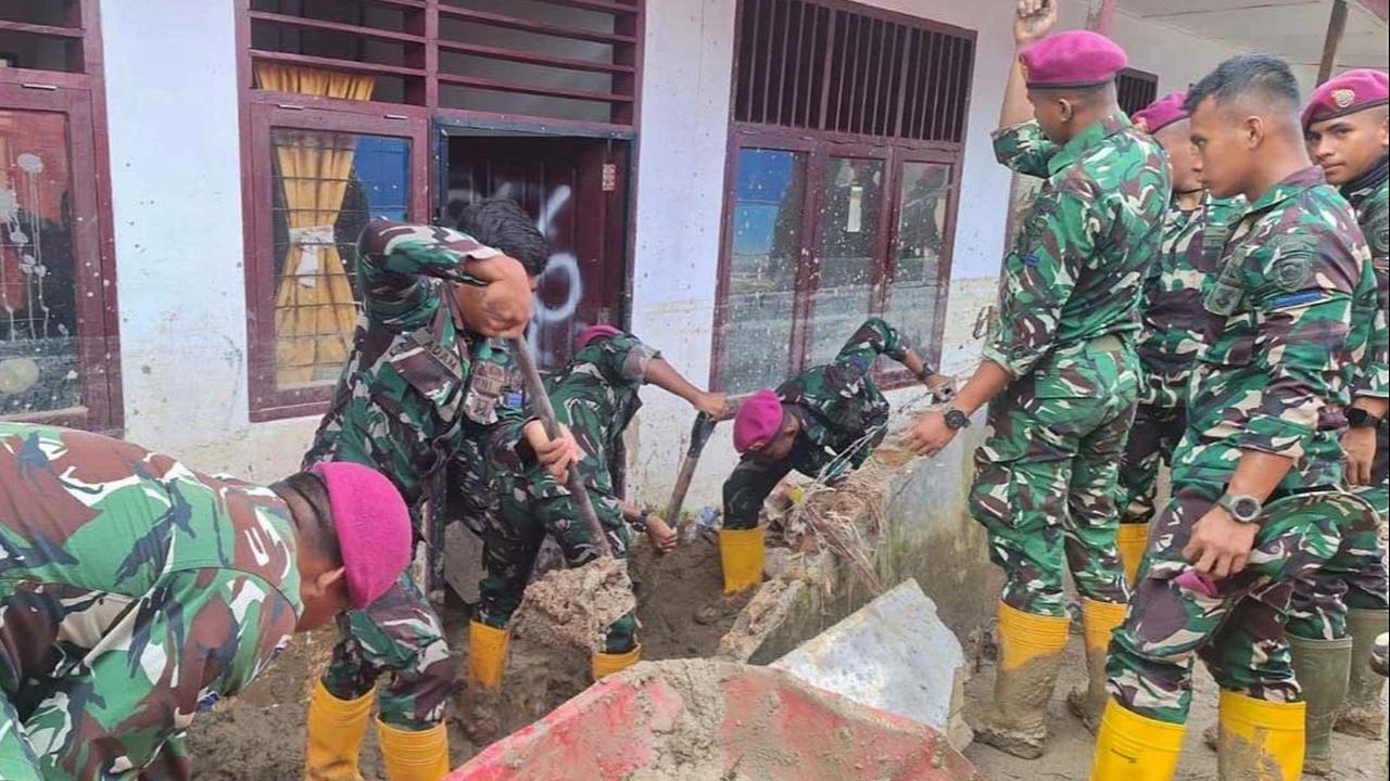 FOTO: Marinir TNI AL Lanjutkan Aksi Kemanusiaan Pascabanjir di Tapanuli Selatan