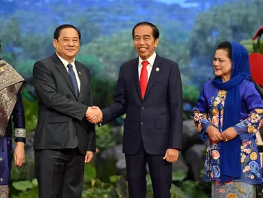 Presiden Indonesia Joko Widodo atau Jokowi (kedua kanan) dan Ibu Negara Iriana (kanan) menyambut Perdana Menteri Laos Sonexay Siphandone (kedua kiri) dan istrinya Vandara (kiri) setibanya mereka pada acara KTT ke-43 ASEAN di Jakarta, Indonesia, Selasa (5/9/2023). (Adek Berry/Pool Photo via AP)