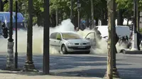 Mobil berwarna putih yang menabrak van milik polisi di Champs Elysees, Paris, Prancis. (Noemie Pfister via AP)
