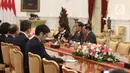 Presiden Joko Widodo (kanan tengah) saat menerima kunjungan ketua beserta anggota parlemen Singapura di Istana Merdeka, Jakarta, Rabu (20/11/2019). Rombongan parlemen Singapura dipimpin oleh Ketua Parlemen Singapura Tan Chuan-Jin. (Liputan6.com/Angga Yuniar)