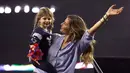 Gisele Bundchen dan putrinya Vivian Brady merayakan kemenangan usai pertandingan antara Falcons Atlanta dan New England Patriots di Super Bowl LI di Stadion NRG, Houston, AS (5/2). New England Patriots menang34-28. (Ronald Martinez / Getty Images / AFP)