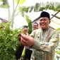 Wali Kota Bandung Oded M. Danial menyerahkan berbagai komoditas di Kampung Berkebun Bandung Juara Peduli Inflasi RW 04 Padjadjaran, Kecamatan Cicendo, Jumat (6/12/2019). (Foto: Liputan6.com/Humas Pemkot Bandung/Arie Nugraha)