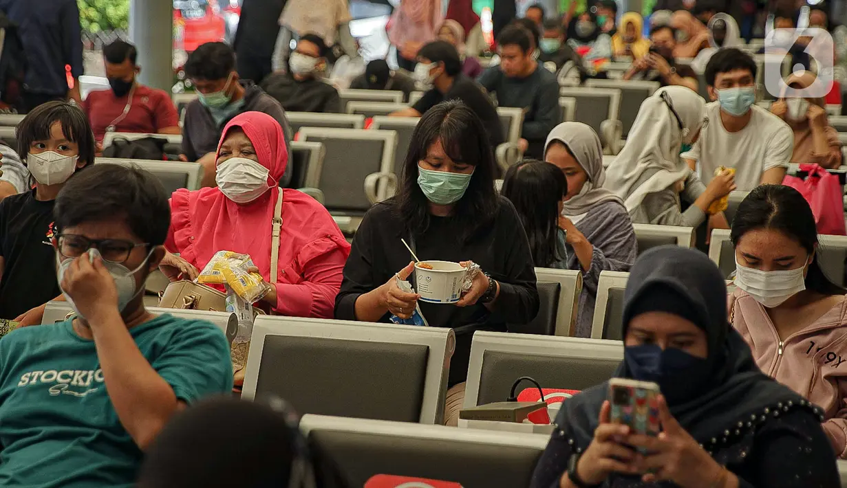 Sejumlah calon penumpang menunggu keberangkatan kereta di Stasiun Pasar Senen, Jakarta, Jumat (24/12/2021). PT Kereta Api Indonesia (KAI) menambah jumlah kereta jarak jauh selama libur Natal dan Tahun Baru. (Liputan6.com/Faizal Fanani)