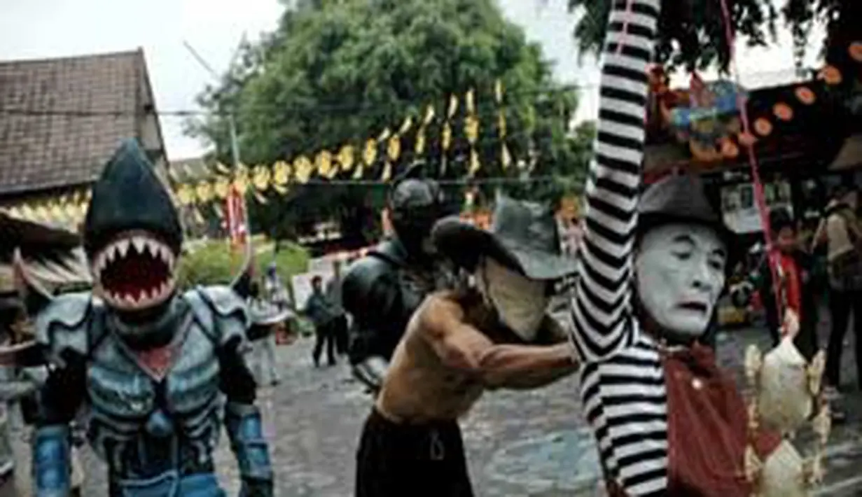 Pemain pantomim, Jemek Supardi (kanan) dan seniman, Winnachto (2 kanan) unjuk kebolehan saat performance art di halaman Taman Budaya Yogyakarta. (Antara)