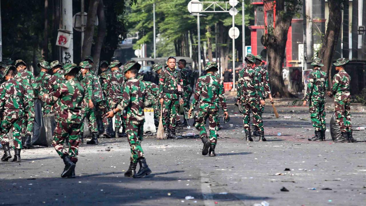 FOTO: TNI dan Aparat Gabungan Bersihkan Sisa Kerusuhan di Kwitang