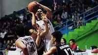 Pertandingan basket ITHB melawan UPI untuk sektor putra di West Java Conference