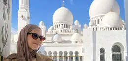 Intip tampilan adem Pevita Pearce berkerudung saat kunjung Masjid Agung Syeikh Zayed Abu Dhabi (@pevpearce)