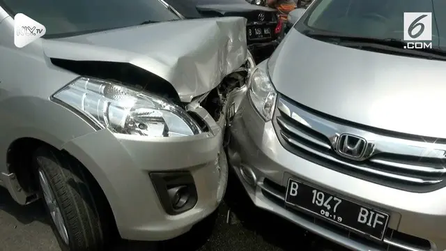VIDEO: Gara-Gara Rem Blong, Truk Tabrak 6 Kendaraan