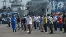 Sejumlah ABK kapal MV Costa Mediterania tiba di dermaga JICT 2 Pelabuhan Tanjung Priok, Jakarta, Selasa (6/10/2020). Dari total 99 orang yang tiba, 82 di antaranya adalah WNA dari delapan negara, seperti Kolombia, Honduras, Filipina, Etiopia, Sri Lanka, Peru dan India. (merdeka.com/Imam Buhori)