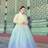 Libur lebaran di Korea Selatan, Ayu Ting Ting turut mengunjungi istana Gyeongbok yang ikonik sambil mengenakan hanbok ombre yang menawan. [Foto: IG/ayutingting92].