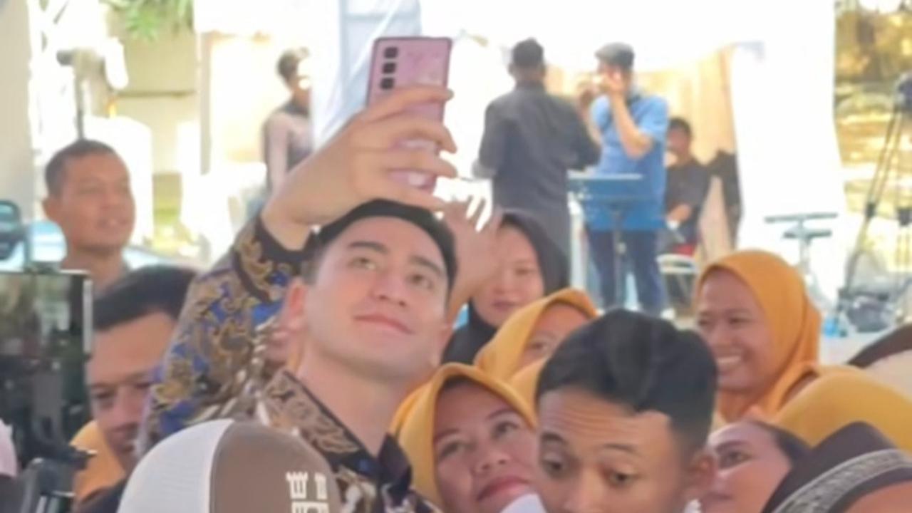 Potret Verrell Bramasta Diserbu Ibu-ibu saat Blusukan ke Karawang, Ada Kejadian Lucu Gerobak Jajanan Roboh