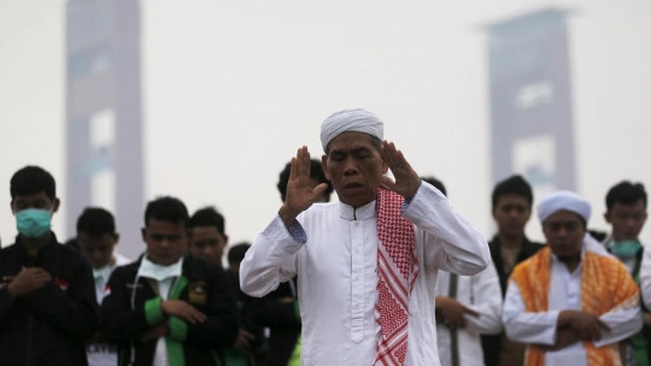 Kekhusyukan warga Palembang gelar salat Istisqa di dekat Ampera