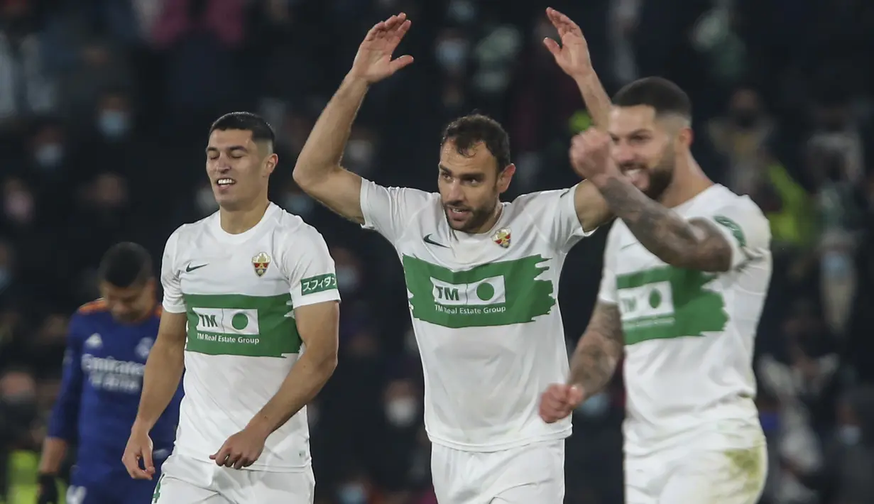 Elche pun mendapat tendangan bebas akibat pelanggaran tersebut. Gonzalo Verdu yang menjadi eksekutor berhasil menyambar bola rebound yang sempat menbentur pagar hidup para pemain Real Madrid dan berbuah gol. Elche pun unggul 1-0. (AP/Alberto Saiz)