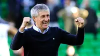 Pelatih Real Betis Quique Setien merayakan gol Loren ke gawang Villarreal CF pada pertandingan Liga Spanyol di Stadion Benito Villamarin, Sevilla, Spanyol, 3 Februari 2018. Setien resmi diangkat sebagai pelatih anyar Barcelona. (CRISTINA QUICLER/AFP)