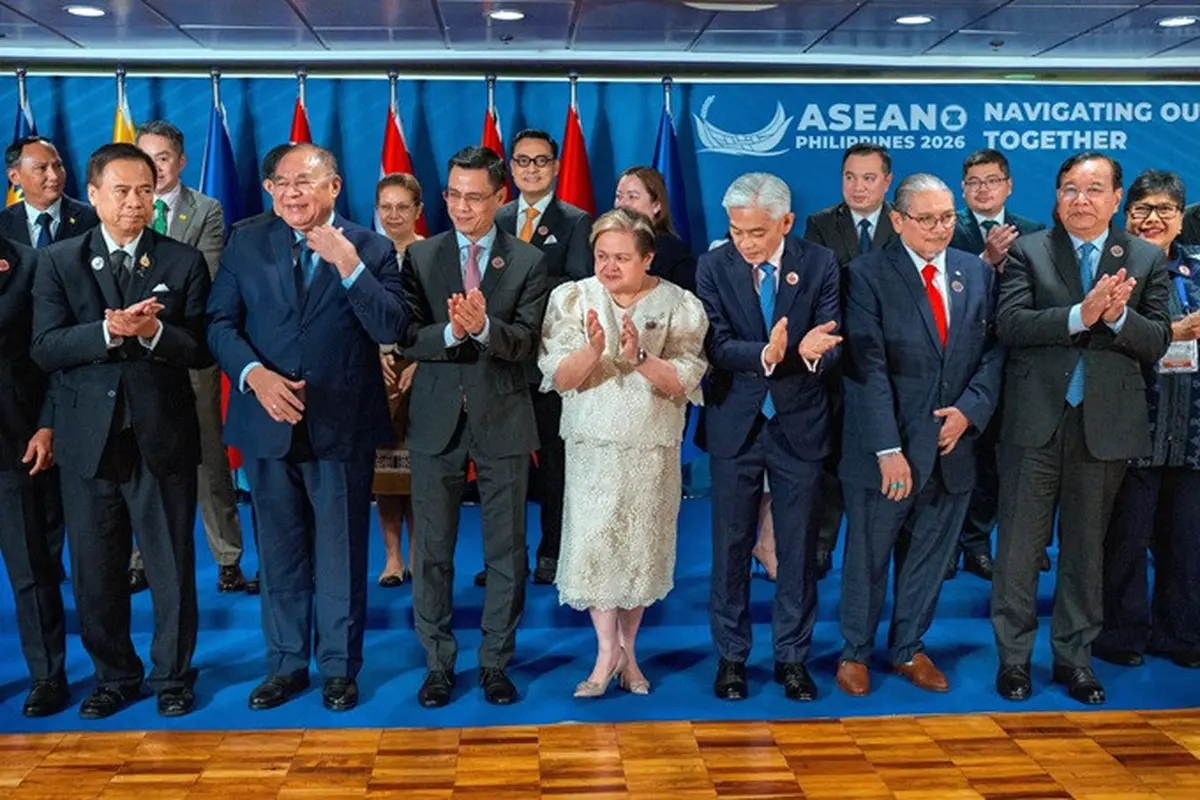 Para Menlu ASEAN bertepuk tangan seusai berfoto bersama perwakilan badan HAM ASEAN di Manila, Filipina, Senin (20/7/2026).
