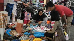 Warga memilih pakaian di kawasan perbelanjaan Pasar Baru, Jakarta Pusat, Rabu (21/6). Menjelang lebaran, kawasan perbelanjaan Pasar Baru mulai diserbu warga untuk berbelanja kebutuhan lebaran. (Liputan6.com/Yoppy Renato)