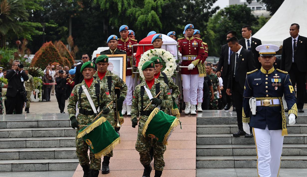 Personel Tentara Nasional Indonesia (TNI) membawa jenazah Wakil Presiden Republik Indonesia ke-6, Try Sutrisno, saat prosesi pemakaman di Taman Makam Pahlawan Nasional, Kalibata , Jakarta, Senin (2/3/2026). Wakil Presiden ke-6 Republik Indonesia, Try Sutrisno meninggal dunia di Rumah Sakit Pusat Angkatan Darat (RSPAD) Gatot Soebroto, Jakarta. (merdeka.com/Arie Basuki)