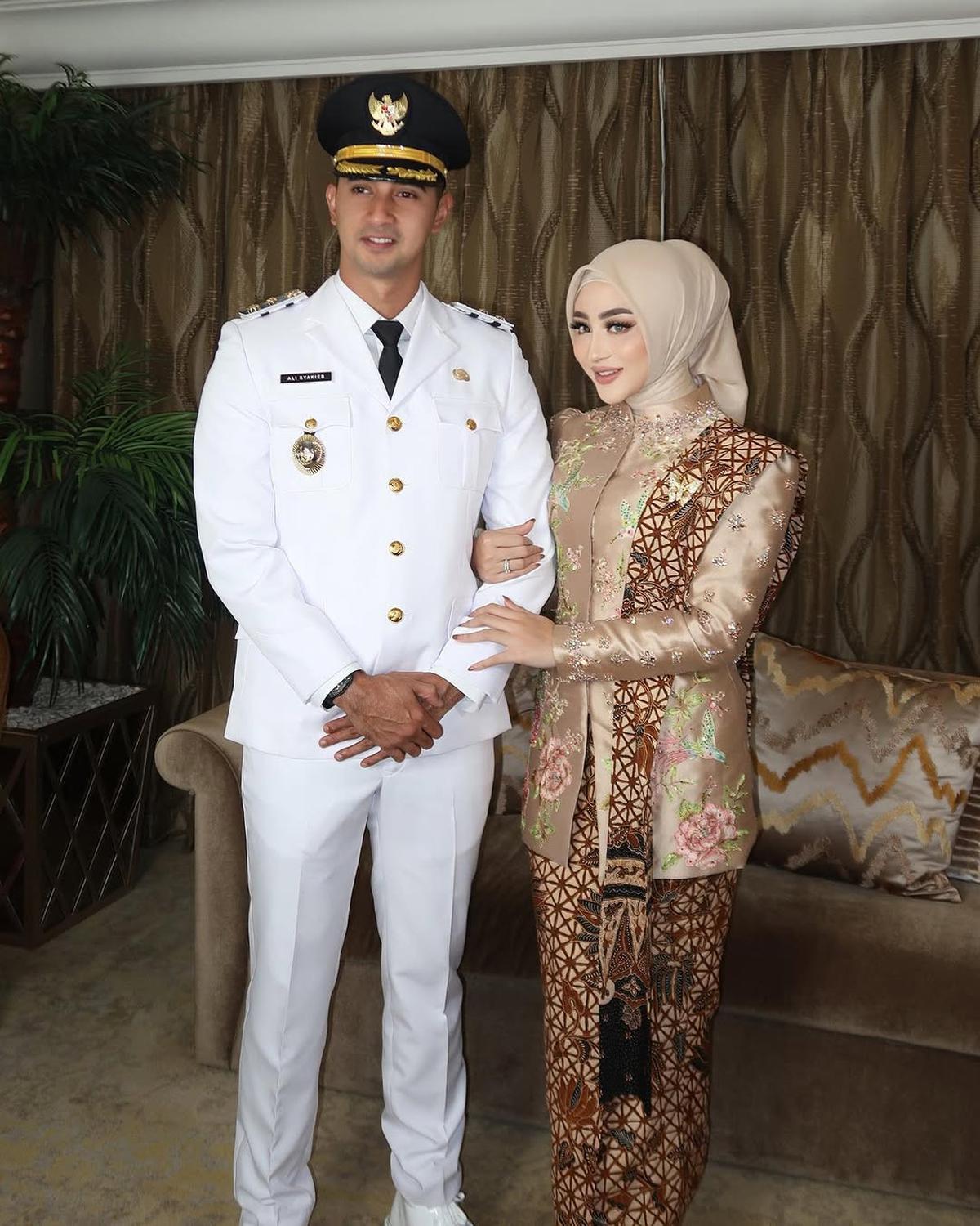 Potret Ali Syakieb Pakai Seragam PDU saat Pelantikan, Margin Resmi Jadi Istri Wakil Bupati