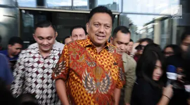 Gubernur Sulawesi Utara Olly Dondokambey keluar dari gedung KPK usai menjalani pemeriksaan, Jakarta, Selasa (9/1). Olly diperiksa sebagai saksi untuk tersangka Anang Sugiana terkait kasus dugaan korupsi E-KTP. (Liputan6.com/Helmi Fithriansyah)