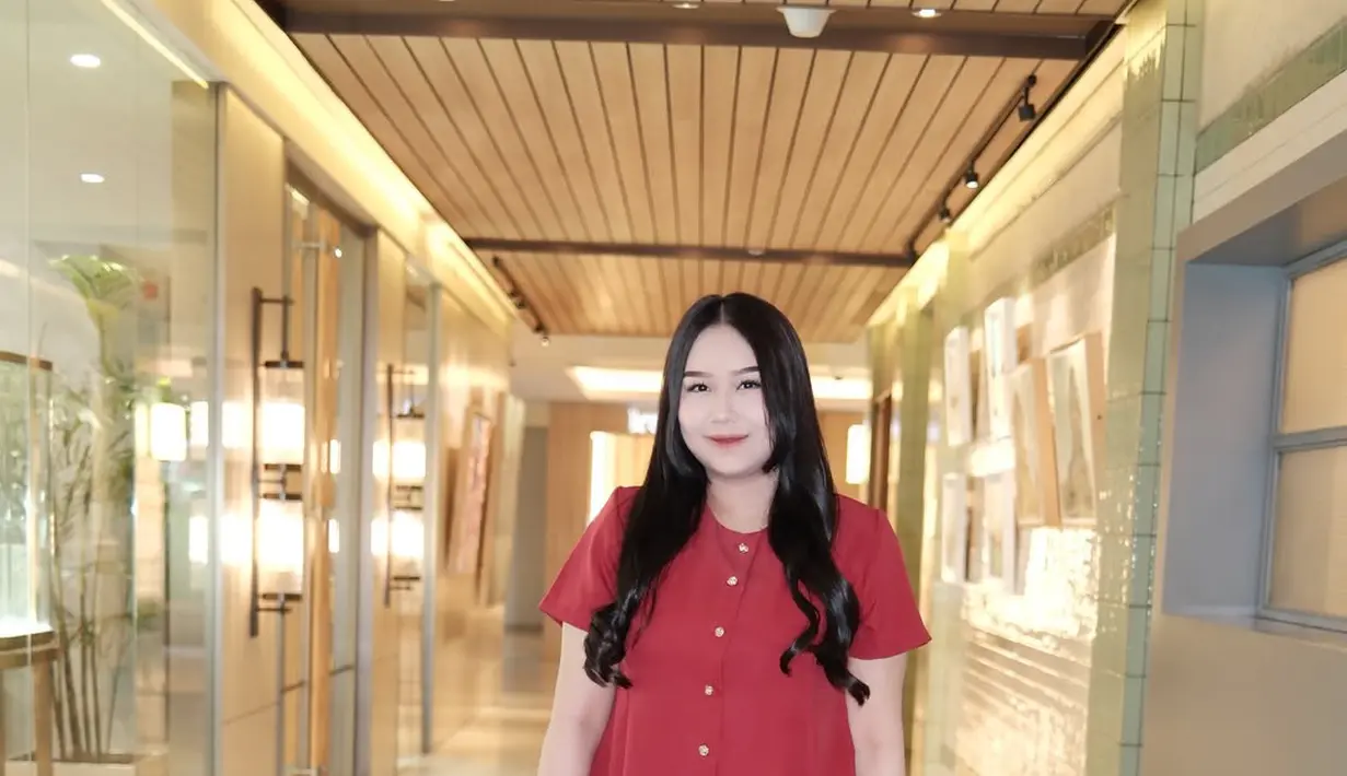 Sisca Kohl rayakan Hari Natal dengan setelan formal yang elegan. Ia padukan kemeja dan rok midi merah yang dipadu dengan heels dan tas hitam [@siscakohl]