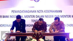 Penandatanganan nota kesepahaman tentang koordinasi pengembangan ekonomi dan keuangan daerah antara Mendagri, Gubernur BI dan Menkeu di Jakarta, Jumat (21/4). (Liputan6.com/Angga Yuniar)