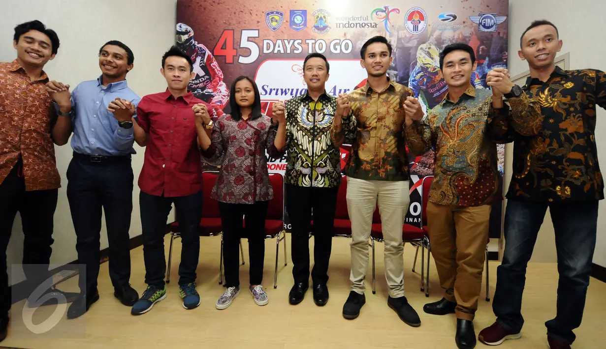 Menpora, Imam Nahrawi (tengah) berfoto bersama para kroser usai meresmikan hitung mundur ajang MXGP 2017 di Jakarta, Rabu (18/1). Ajang MXGP 2017 akan digelar di kota Pangkal Pinang, 4-5 Maret mendatang. (Liputan6.com/Helmi Fithriansyah)