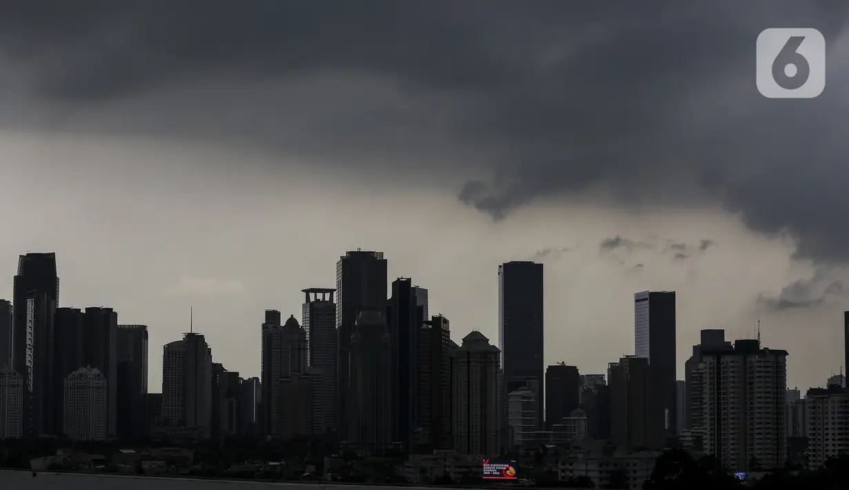 Awan hitam menyelimuti langit Jakarta, Kamis (4/11/2021). Fenomena La Nina diprediksi akan berlangsung pada akhir tahun hingga Februari 2022. (Liputan6.com/Johan Tallo)