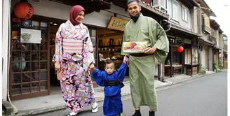 Pertengahan bulan ini, pasangan keluarga kecil Teuku Wisnu dan Shireen Sungkar berlibur ke Jepang. Ini beberapa potret kemesraan pasangan yang menikah sejak tahun 2013 silam. (Instagram/shireensungkar)