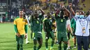 Para pemain Senegal merayakan kemenangan setelah mengalahkan Guinea Ekuatorial pada pertandingan perempat final Piala Afrika (CAN) 2021 di Stade Ahmadou Ahidjo di Yaounde (31/1/2022). Senegal menang atas Guinea Ekuatorial 3-1. (AFP/Charly Triballeau)