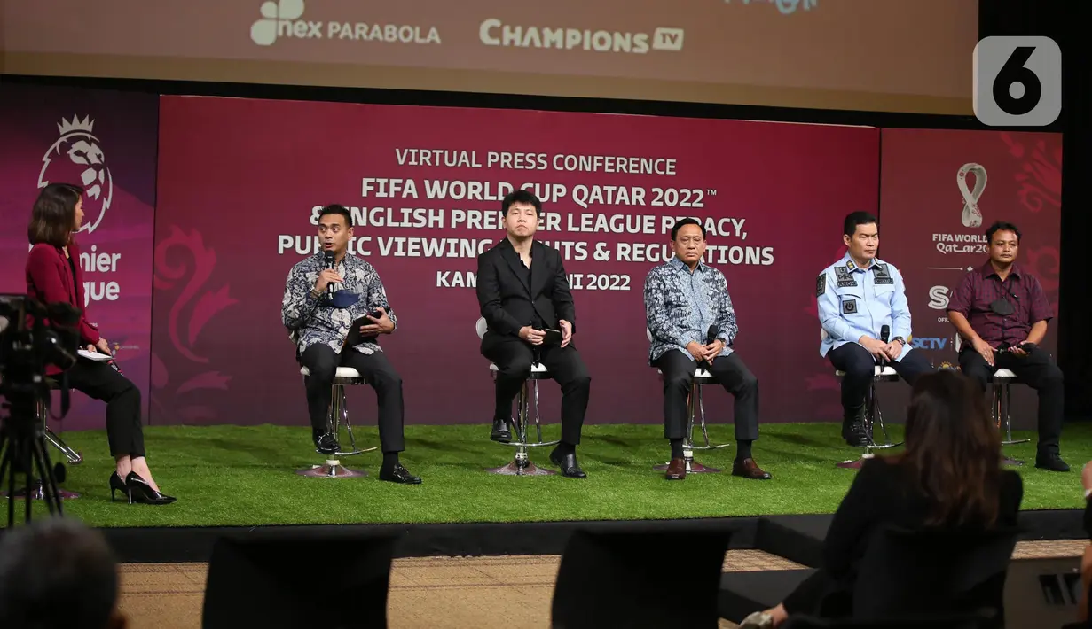 Suasana Press Conference FIFA World Cup 2022 Privacy, Public Viewing Rights & Regulations di Studio 8 Emtek, Jakarta, Kamis (23/6/2022). Direktur SCM Imam Sudjarwo menegaskan SCM Grup merasa terhormat setelah mendapat kepercayaan dari FIFA secara eksklusif mendapat lisensi menayangkan Piala Duna 2022 di Qatar. (Liputan6.com/Faizal Fanani)