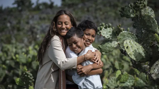 Pevita Pearce berkulit hitam dan berambut pirang di film terbaru, Rumah Merah Putih